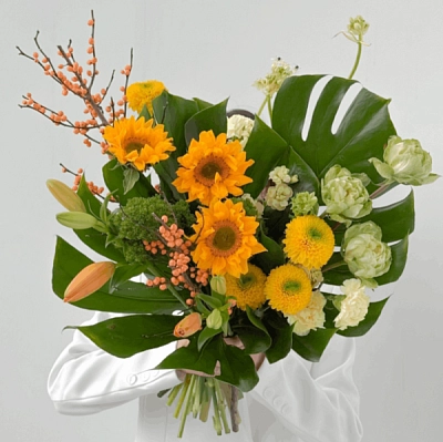 Букет с подсолнухами и монстерой